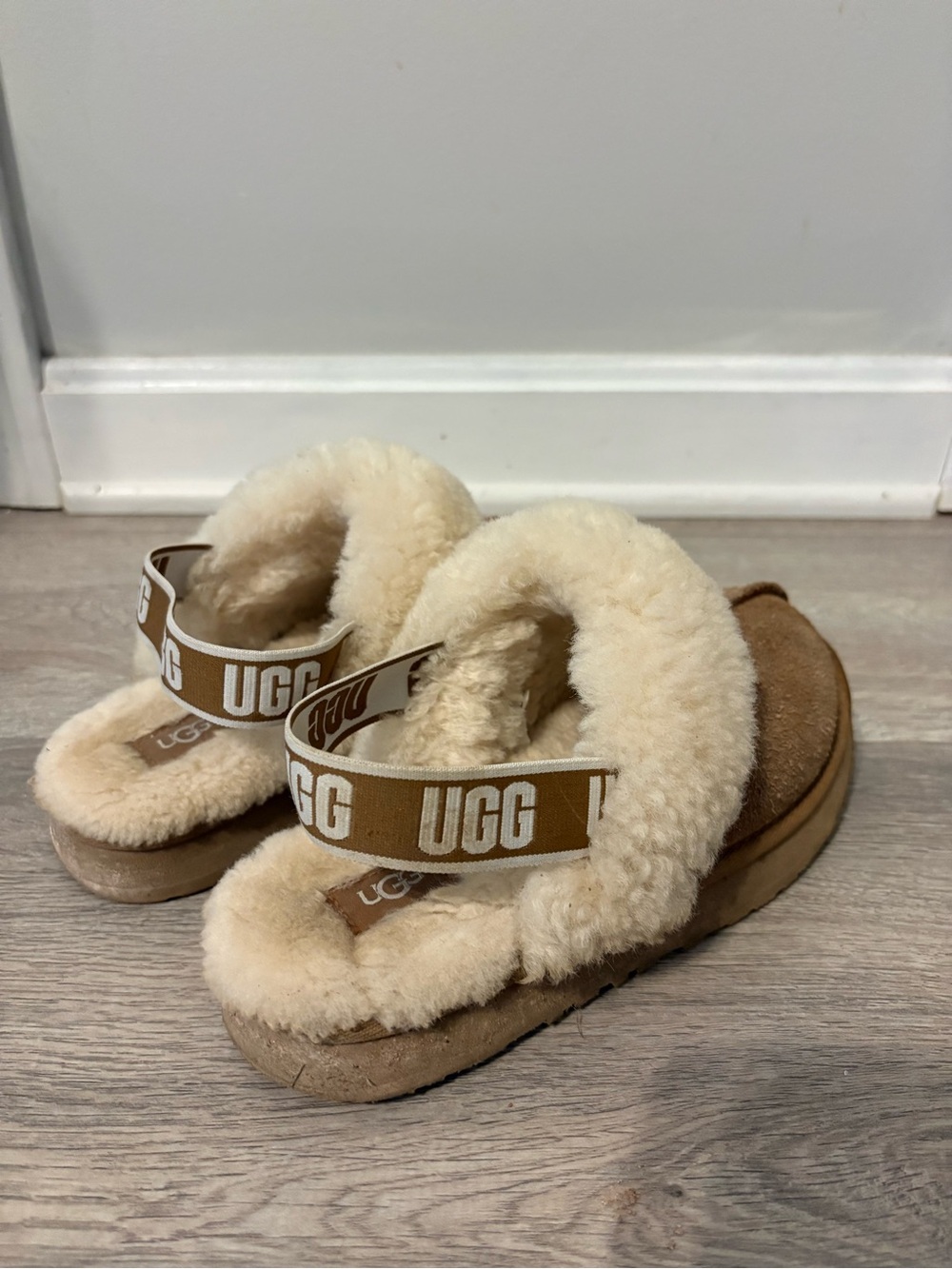 UGG Kids Fluff Slide Sandals in Chestnut and Cream
